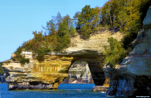 Kayaker heading under Lover's Leap.
Click for larger picture.